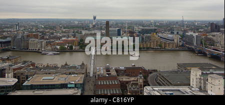 Die Ansicht der Tate Modern und Millennium-Brücke von St. Pauls Cathedral. Stockfoto