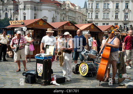 Aug. 2011, Prag, Tschechien - Jazz-Band spielt Musik in den Altstädter Ring Stockfoto