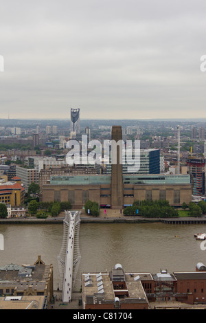 Die Ansicht der Tate Modern und Millennium-Brücke von St. Pauls Cathedral. Stockfoto