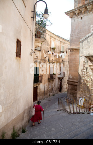 Frau zu Fuß in der barocken Stadt von Modica, Sizilien, Sicilia, Italien Stockfoto