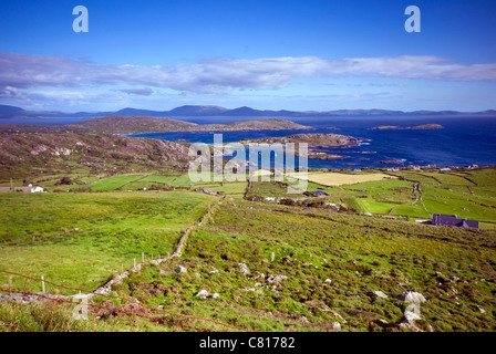 Ein Blick auf den Atlantik von dem Ring of Kerry in der Nähe von Caherdaniel in County Kerry, Irland Stockfoto
