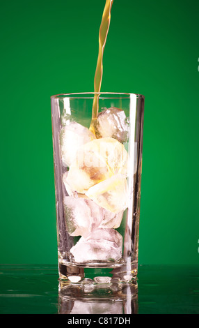 Soda in Glas gießen, auf grünem Hintergrund Stockfoto