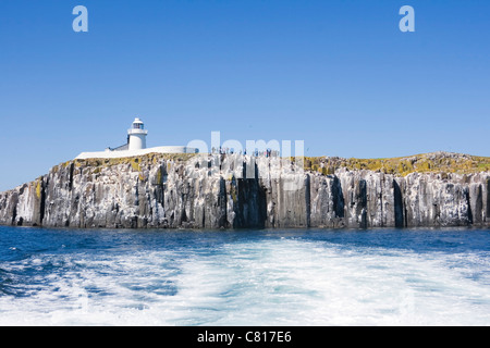 Inner Farne Leuchtturm und Touristen fotografieren die Seevogel-Kolonie. Farne Islands, Northumberland Küste, England. Stockfoto