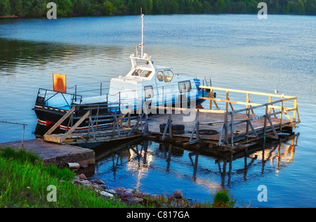 Patrouillenboot angedockt auf ruhiger See am Abend Stockfoto