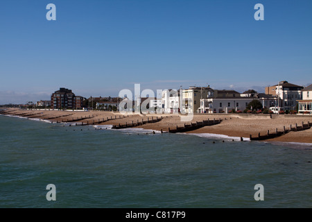 Gebäude entlang der Strandpromenade in Bognor Regis. Foto von Bognor Regis Pier. Stockfoto