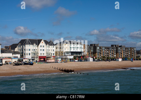 Gebäude entlang der Strandpromenade in Bognor Regis. Foto von Bognor Regis Pier. Stockfoto