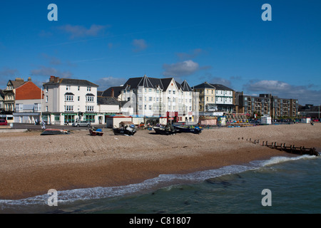 Gebäude entlang der Strandpromenade in Bognor Regis. Foto von Bognor Regis Pier. Stockfoto