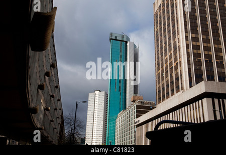 Das Radisson Hotel (Mitte des Bildes) in Birmingham, UK, gesehen von Smallbrook Queensway Blick auf Holloway Circus Stockfoto