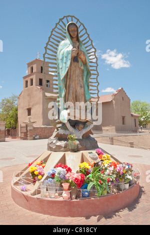 Unsere Liebe Frau von Guadalupe steht vor die Santuario de Guadalupe Old Mission Church in Guadalupe Street in Santa Fe. Stockfoto