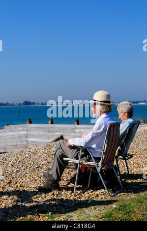 Paar erholsame auf West Wittering Strand am "heißesten Tag des Jahres" - überraschend auf Herbste 1. Oktober 2011 Stockfoto