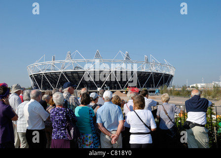 Touristen, die Anzeige der 2012 Olympic Stadium, Stratford, London, England Stockfoto