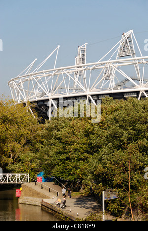 Die Lea Valley-Wanderung und 2012 Olympiastadion in Hackney Wick, London, England Stockfoto