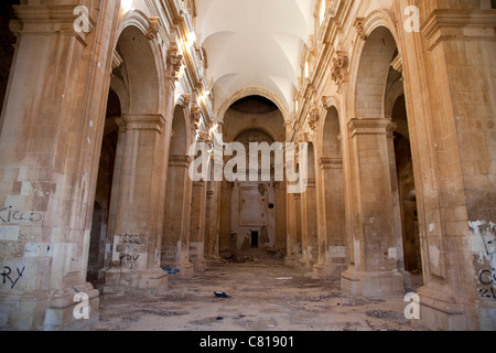 Chiesa di San Matteo, verlassene Kirche in Scicli, Sizilien, Italien. Ruinen der barocken Kirche in Sizilien, Italien. Blick auf den Innenraum Stockfoto