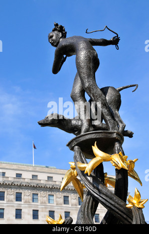 Diana von den Baumkronen von Estcourt J. klack Green Park Tube station Stockfoto