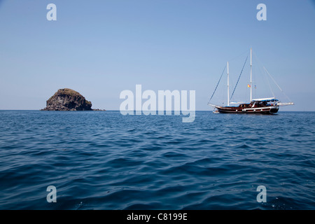 Segelboot und Felsen im Meer, Äolischen, Äolischen Inseln, Sizilien, Sicilia, Italien Stockfoto