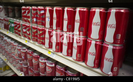 Sixpacks von 7,5 Unzen Dosen Coca-Cola in einem Supermarkt am Dienstag, 4. Oktober 2011 in New York. (© Richard B. Levine) Stockfoto