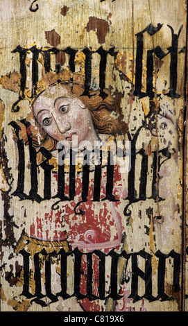 Binham Priory, Norfolk, Lettner. Der Erzengel Michael überdruckt mit Text von Cranmers Bibel während der Reformation Stockfoto