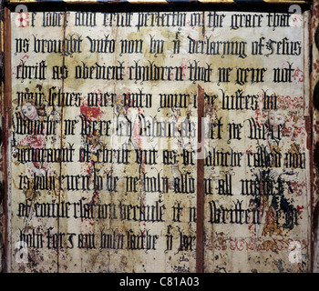 Binham Priory, Norfolk, Lettner. St. Michael der Erzengel St. Katherine von Alexandria, 2 andere Figuren überdruckt text Stockfoto