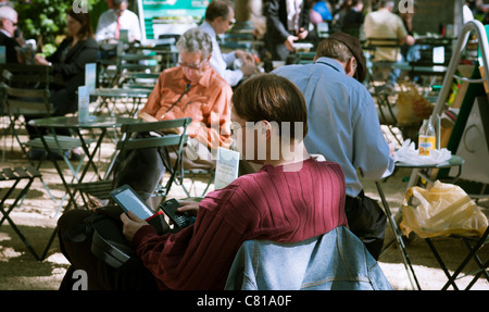 Ein Parkgoer liest über ein Amazon Kindle im Bryant Park in New York auf Mittwoch, 5. Oktober 2011. (© Richard B. Levine) Stockfoto