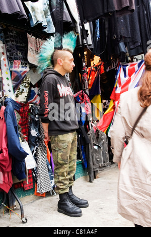 London Camden Lock Stables Markt punk Goth Mann mit grünen cockscomb Mohawk Mohican Frisur Doc Marten schwarze Stiefel Nasenring Kleidung Abschaltdruck Stockfoto