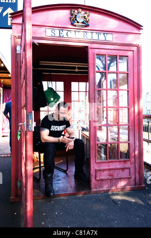 London Camden Lock Ställe Village Market Security Office Guard mock Old Red phone Box Office auf dem Handy Stockfoto