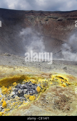 Die Insel Vulcano: Blick auf den Gran Cratere, aktiven Vulkan in Eolie, Sicilia, Italia. Natürliche Landschaft der Äolischen Inseln, Sizilien, Italien, Europa Stockfoto