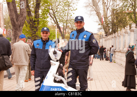 Zwei Polizisten posieren, Istanbul, Türkei Stockfoto