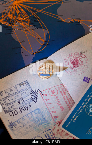 Pan American Airlines Stewardess Wings, Pass und Streckenplan, USA Stockfoto