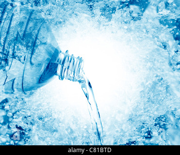 Wasser gegossen Von der Flasche Stockfoto