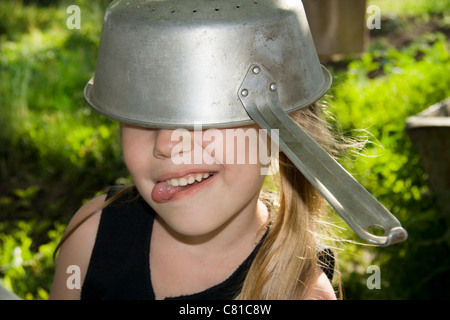 kleines Mädchen verzog das Gesicht und Zunge Stockfoto