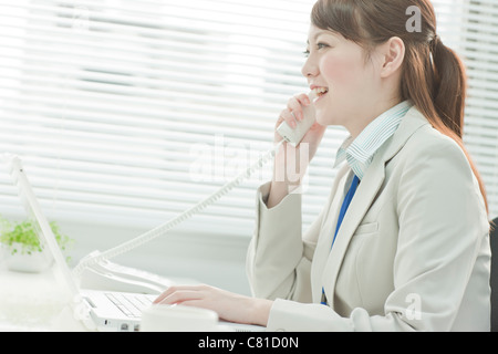 Geschäftsmann Frau mit Laptop und am Telefon sprechen Stockfoto