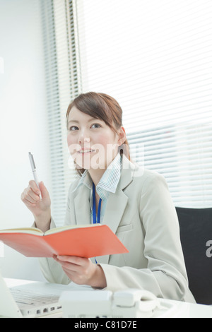Geschäftsfrau mit Persönlichen Organizer Stockfoto