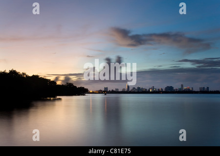 Ein Blick auf Downtown Miami in einen wunderschönen Sonnenuntergang, wie aus der wilden tragen schneiden Naturschutzgebiet gesehen Stockfoto