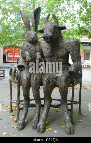 Der Minotaur und der Hase Skulptur, Sophie Ryder, Cheltenham Stockfoto