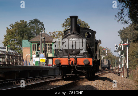 J15 auf die North Norfolk Railway 2011 mit Oldtimer Triebwagen und Taube Wagen. Stockfoto