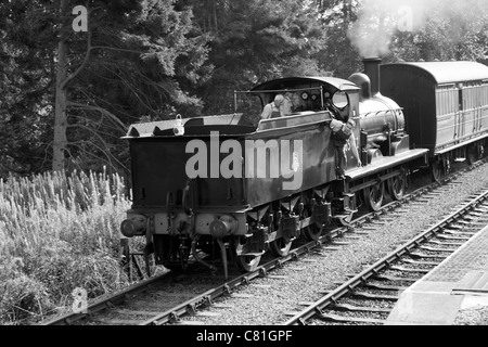 J15 auf die North Norfolk Railway 2011 mit Oldtimer Triebwagen und Taube Wagen. Stockfoto