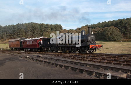 J15 Lokomotive mit Oldtimer Triebwagen und Taube Wagen.  North Norfolk Railway. Stockfoto