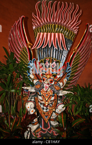 Bunt bemalten Schnitzereien aus der hinduistischen Mythologie Garuda Stockfoto