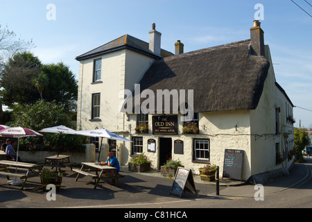 Das Old Inn, strohgedeckten Dach Pub in Mullion, Cornwall UK ein traditionelles. Stockfoto