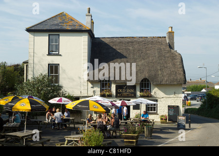 Das Old Inn, strohgedeckten Dach Pub in Mullion, Cornwall UK ein traditionelles. Stockfoto