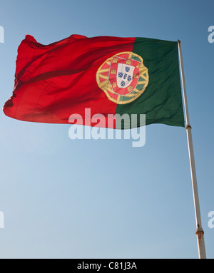 Die enorme portugiesische Flagge an der Spitze des Eduardo VII Park in der Stadt von Lissabon, Portugal. Stockfoto