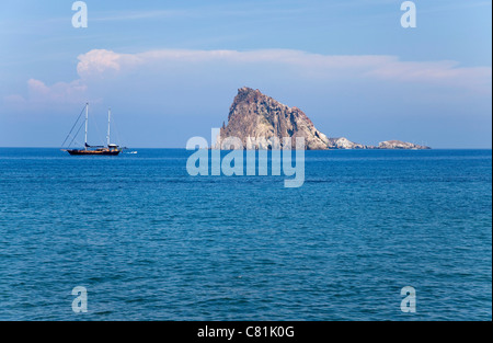 Meer und Segelschiff im Äolischen, Äolischen Inseln, Sizilien, Sicilia, Italien Stockfoto