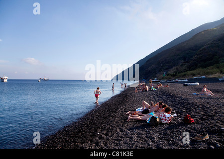 Menschen und Touristen auf dem Strand, Stromboli, aktive Vulkan, Äolischen, Äolischen Inseln, Sizilien, Sicilia, Italien Stockfoto