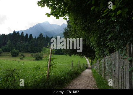 Jogger laufen auf schöner Steig in Garmisch-Partenkirchen, Deutschland Stockfoto