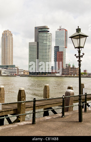Blick vom Veerhaven Nieuwe Masse auf die Turm-Architektur des Kop van Zuid, Rotterdam, Niederlande Stockfoto