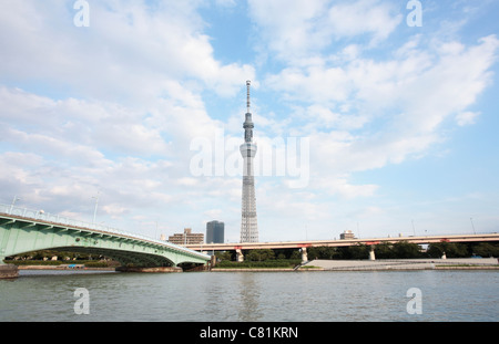 Tokio - 24 SEPTEMBER: Blick auf den Fluss von der Tokyo Sky Tree Tower am 24. September 2011 in Tokio, Japan. Stockfoto