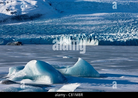 Eisberge in gefrorenen Lagune im Süden Islands Stockfoto