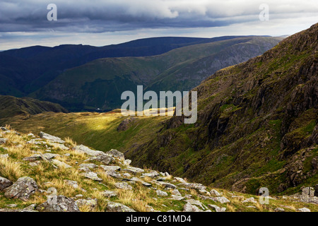 Blick nach Osten in Richtung High Street von Dove Crag im Lake District National Park, Cumbria. Stockfoto