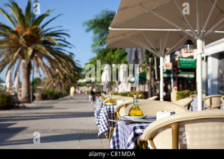 Al Fresco Restaurants Olivenöl Detail auf Tischen im freien Café direkt am Meer Port de Pollença Puerto Pollensa Stockfoto