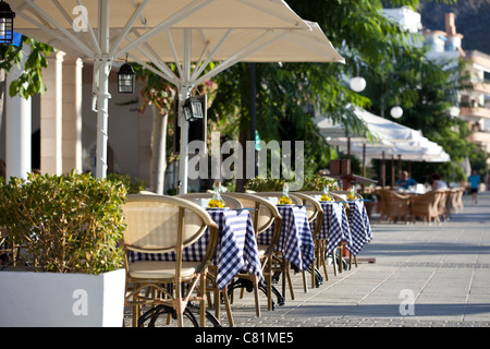 Al Fresco Restaurants Olivenöl Detail auf Tischen im freien Café direkt am Meer Port de Pollença Puerto Pollensa Stockfoto